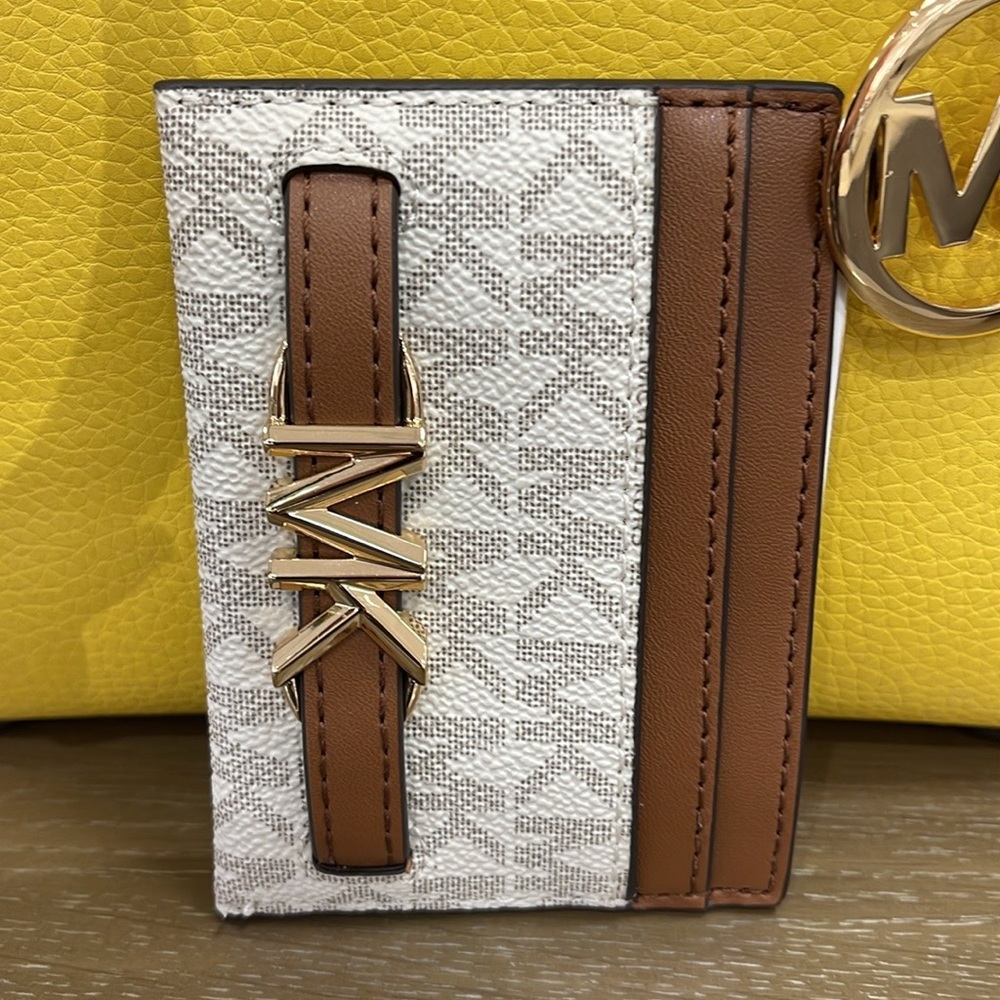 MICHAEL KORS Reed Large Card Holder Case Wallet 
COLOR: Vanilla MK Signature - Picture 2 of 16